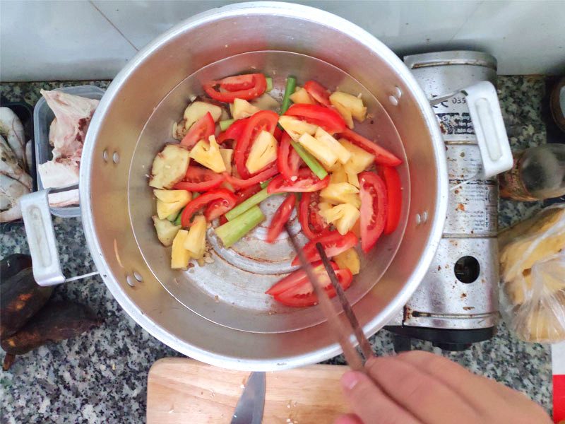 Cách nấu lẩu Thái cho 4 người ăn no bụng chưa đến 200.000
